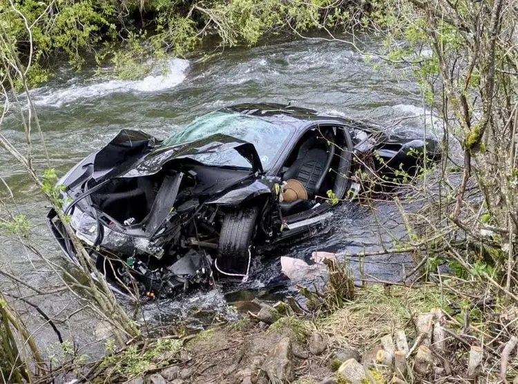 VEHICULO DEPORTIVO SINIESTRADO EN BOCA DE HUERGAMO