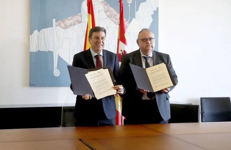 CARRIEDO Y VAZQUEZ FIRMAN EL PROTOCOLO PARA IMPULSAR INSTALACIONES DE AUTOCONSUMO EN HOSPITALES Y CENTROS DE SALUD