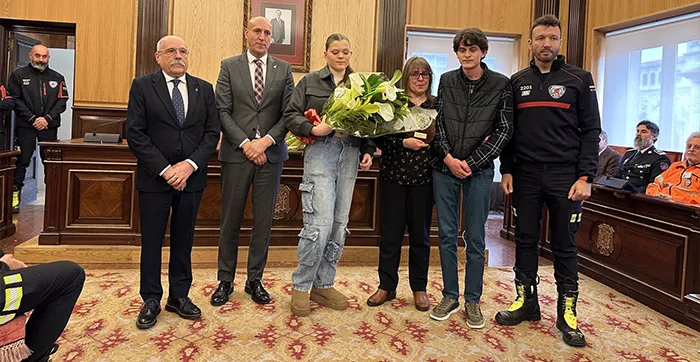 La familia de Javier Rosa, que ejercía como profesor del Grado Emergencias en el IES Giner de los Ríos
