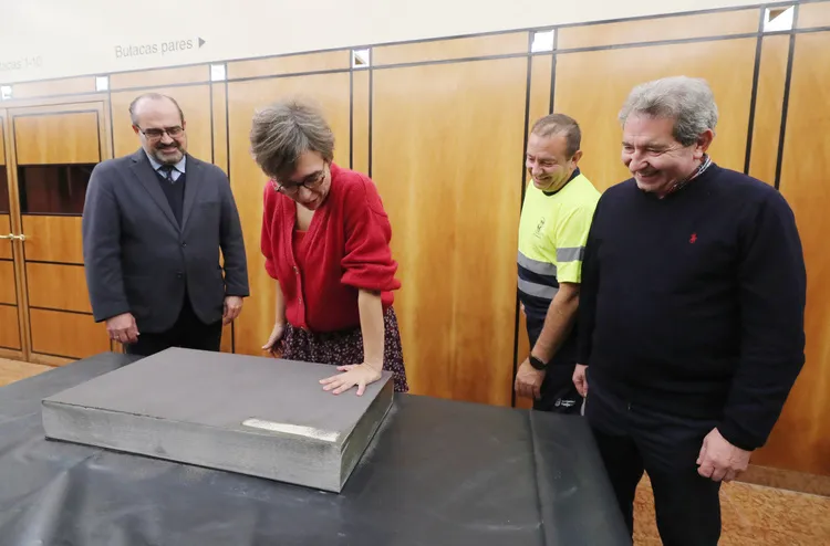 LUCIA RODRIGUEZ ESTAMPA LA HUELLA DE SUS MANOS PARA EL PASEO DE LA FAMA DE PONFERRADA