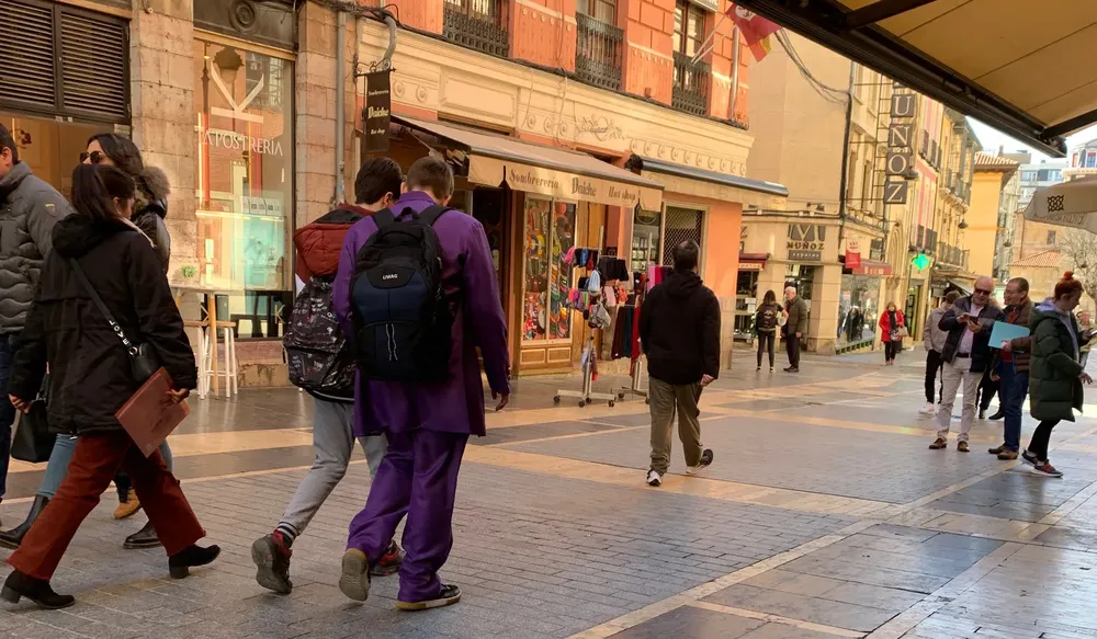 GENTE CAMINA POR LA CALLE ANCHA DE LEON