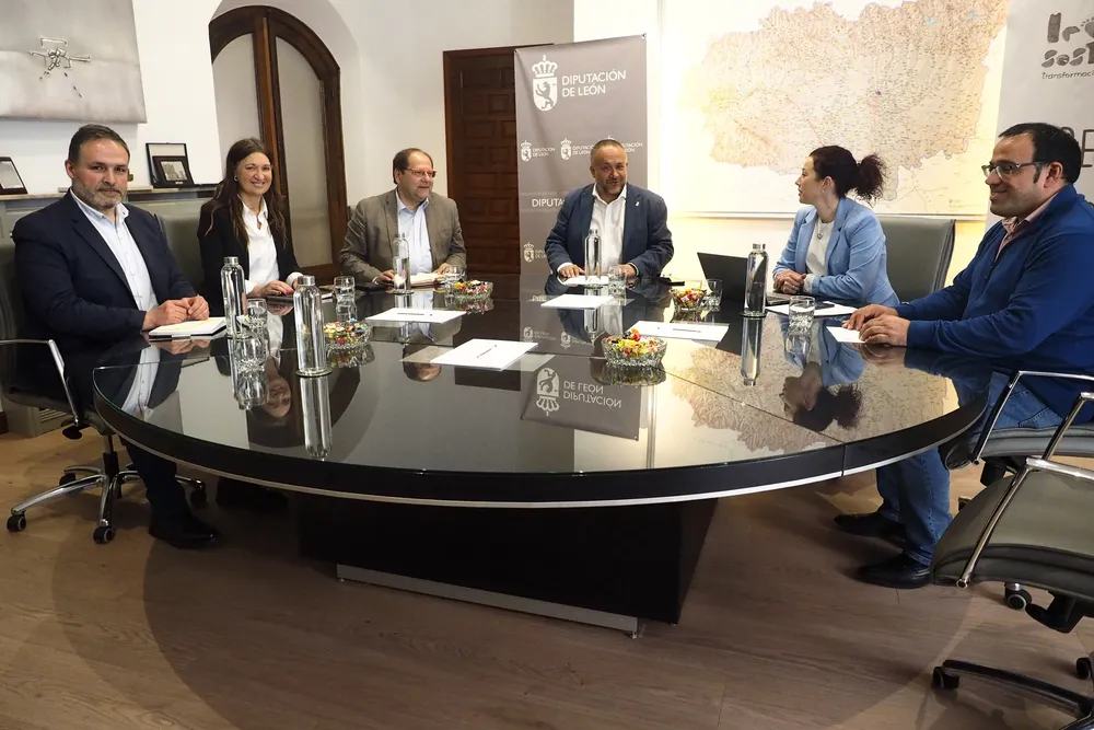 REUNION DE LA DIPUTACION Y EL AYUNTAMIENTO DE LA BAÑEZA