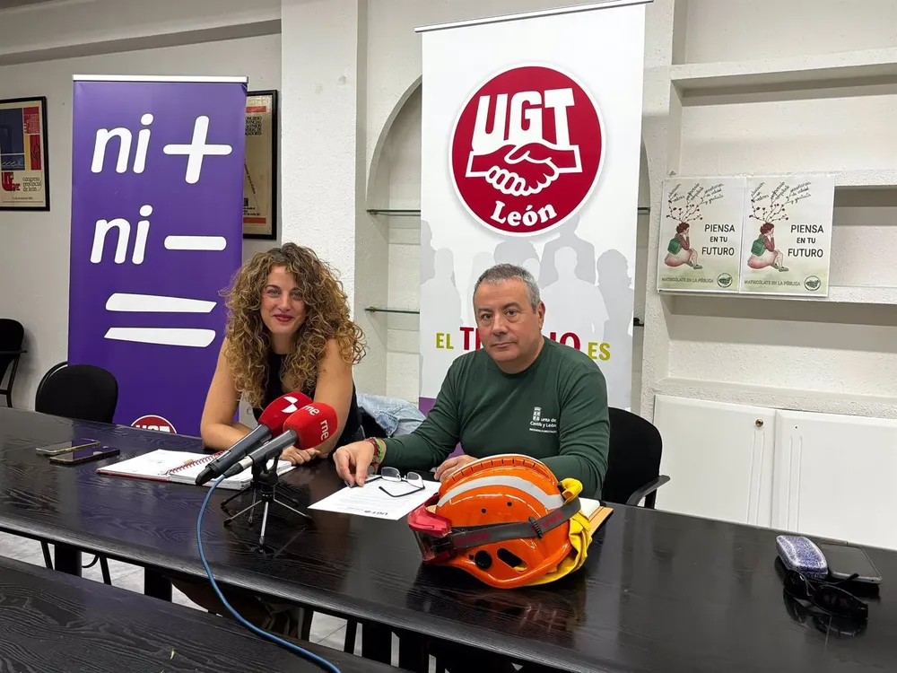 La secretaria del Sector de Administración Autonómica de UGT-SP en León, Ruth Sanz y Alfonso Vallecillo. - EP