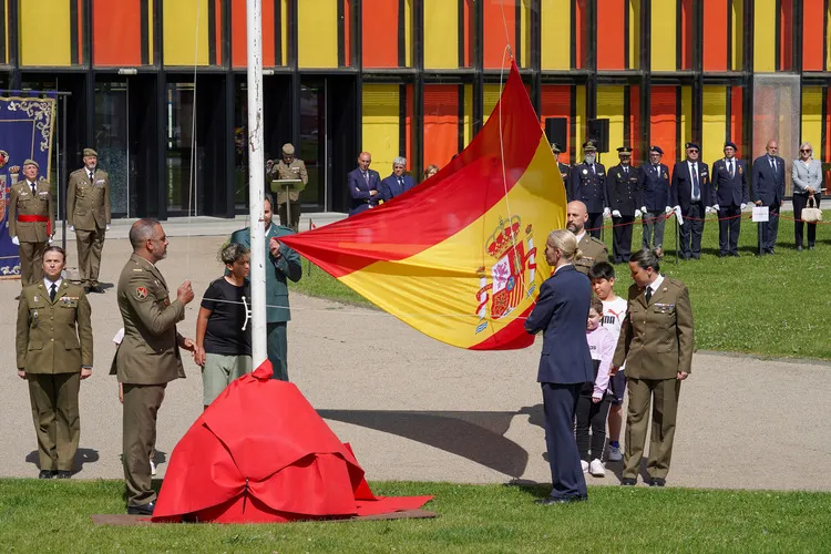 IZADO DE BANDERA EN LEON EN LA CELEBRACION DEL DIA DE LAS FUERZAS ARMADAS