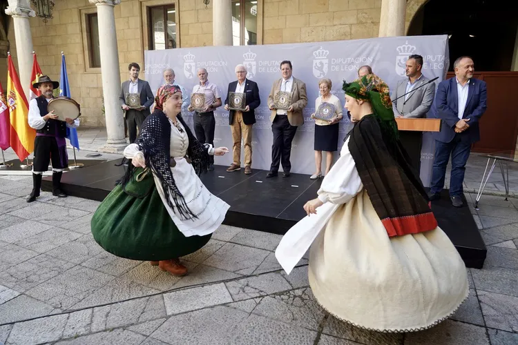 ACTO DE HOMENAJE A LAS CASAS DE LEON EN ESPAÑA