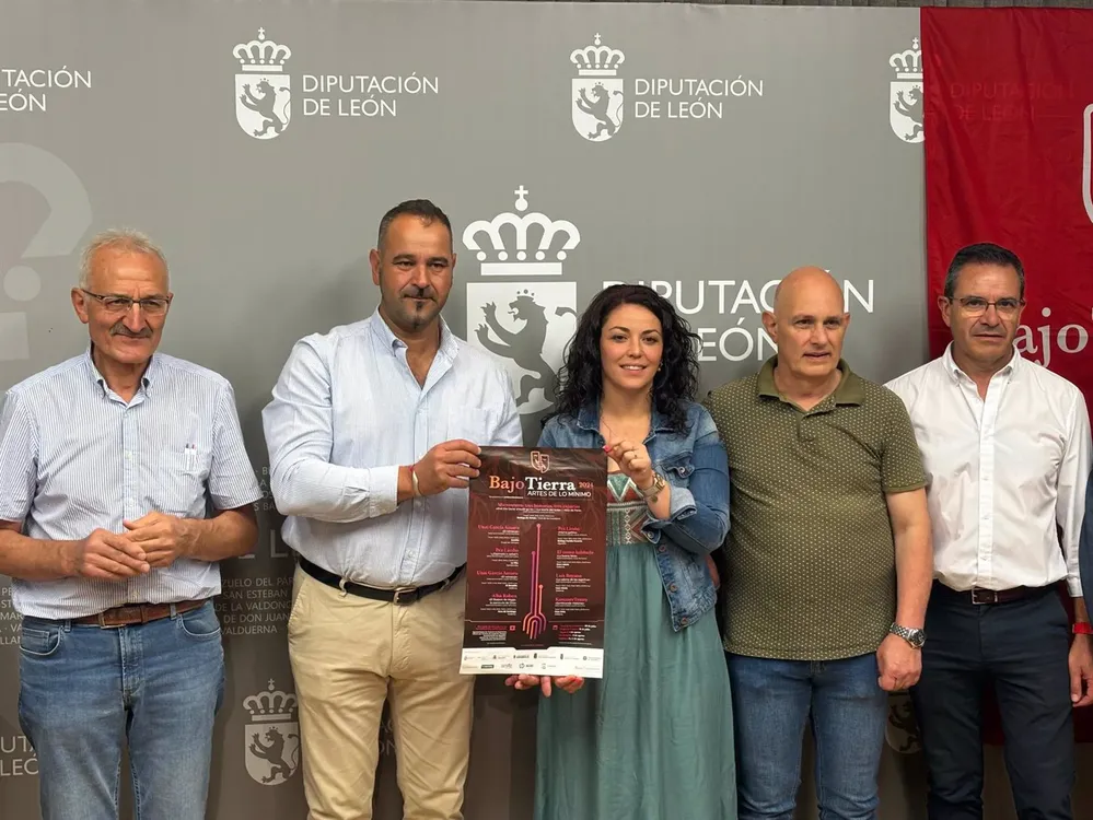 Emilio Martínez, sujeta el cartel del evento, junto a los alcaldes de los municipios que participan