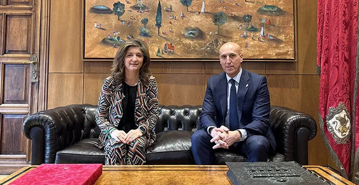 El alcalde de León, José Antonio Diez, y la candidata al Rectorado de la ULE, Nuria González. -