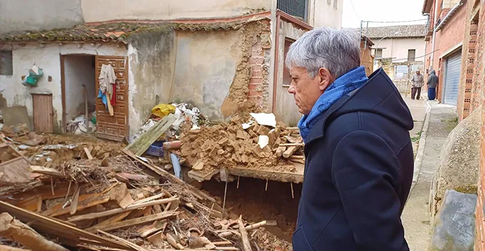 El delegado de la Junta, Eduardo Diego, visita en Valderas la zona afectada por el derrumbe de una bodega - 