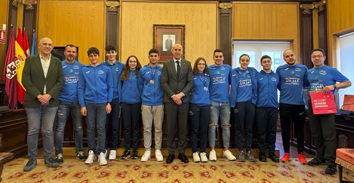 El alcalde de León recibe a una representación del Club Acuático de León