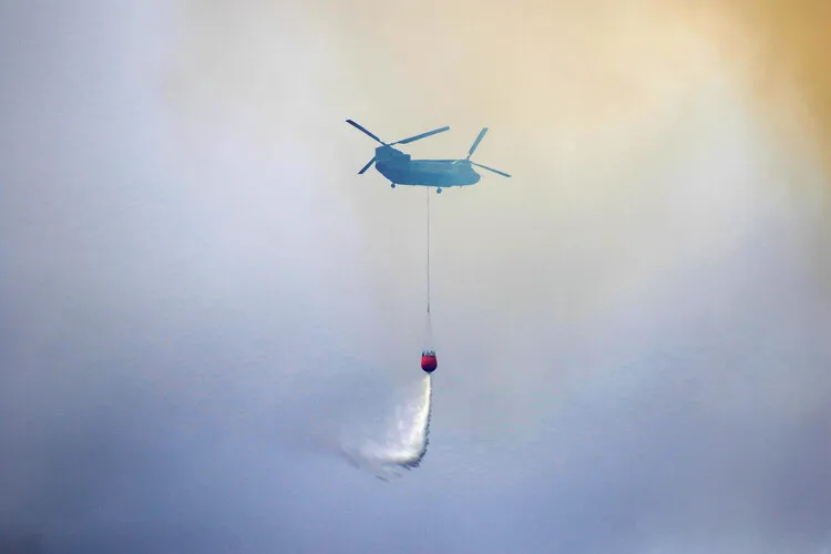 MEDIOS AEREOS TRABAJANDO EN EL INCENDIO DE BOCA DE HUERGAMO
