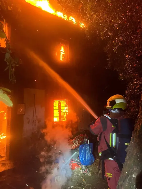 INCENDIO EN UNA CASA ABANDONADA EN LEON