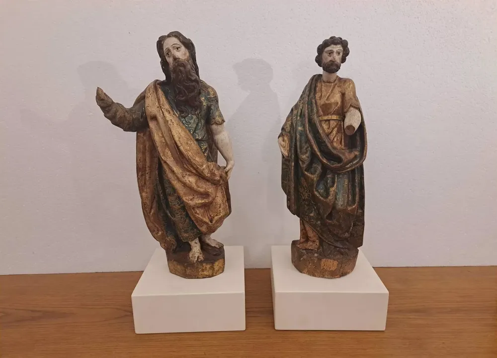 San Pedro, a la izquierda, y San Pablo, a la derecha, las tallas del mes de agosto en el Palacio Gaudí de Astorga