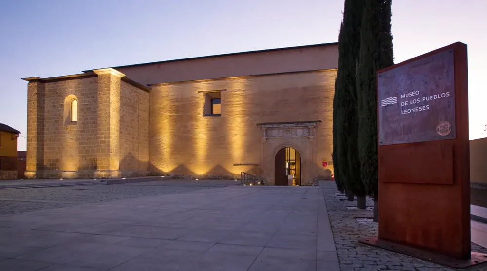 Fachada-Museo-Pueblos-Leoneses-002