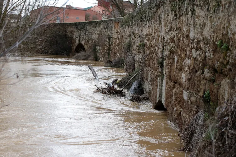 EL RIO CEA SE DESBORDA EN VALDERAS