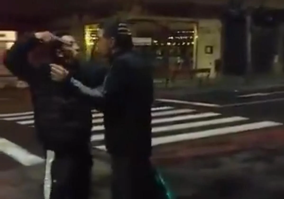 IMAGEN DEL VIDEO DE UN HOMBRE ENCAÑONANDO A OTRO EN PONFERRADA