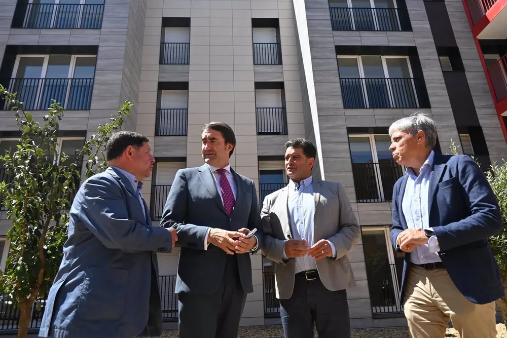 El consejero de Medio Ambiente, Vivienda y Ordenación del Territorio, Juan Carlos Suárez-Quiñones, frente al edifico rehabilitado por la Junta. - JCYL