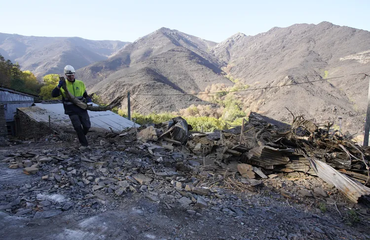 TRABAJOS DE RECONSTRUCCION DE LUSIO
