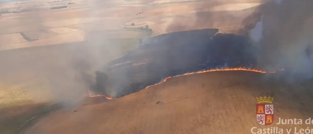 Imagen del incendio de Villabraz antes de ser extinguido este jueves - JCYL