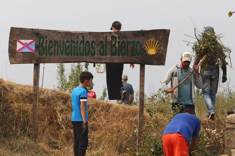 VECINOS DEL ACEBO DE SAN MIGUEL REALIZAN DESBROCES PREVENTIVOS