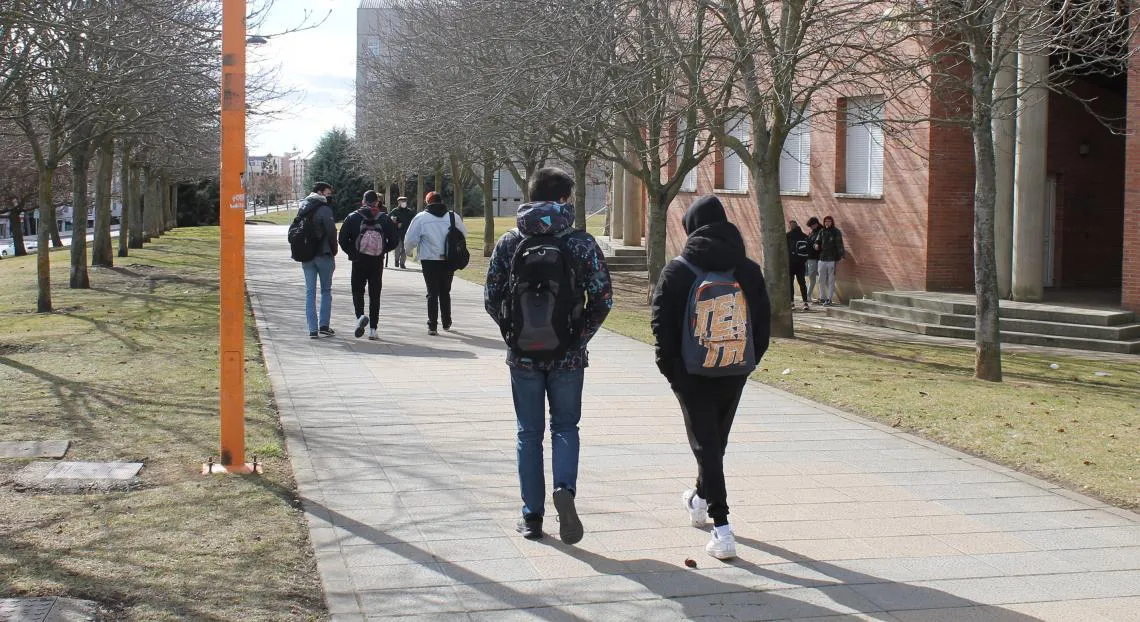 estudiantes_en_el_campus_de_vegazana_de_la_ule