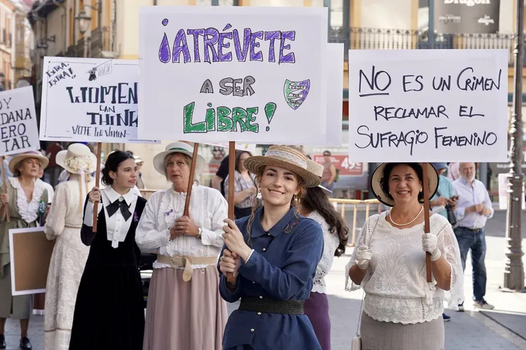 MANIFESTACION SUFRAGISTA EN LEON