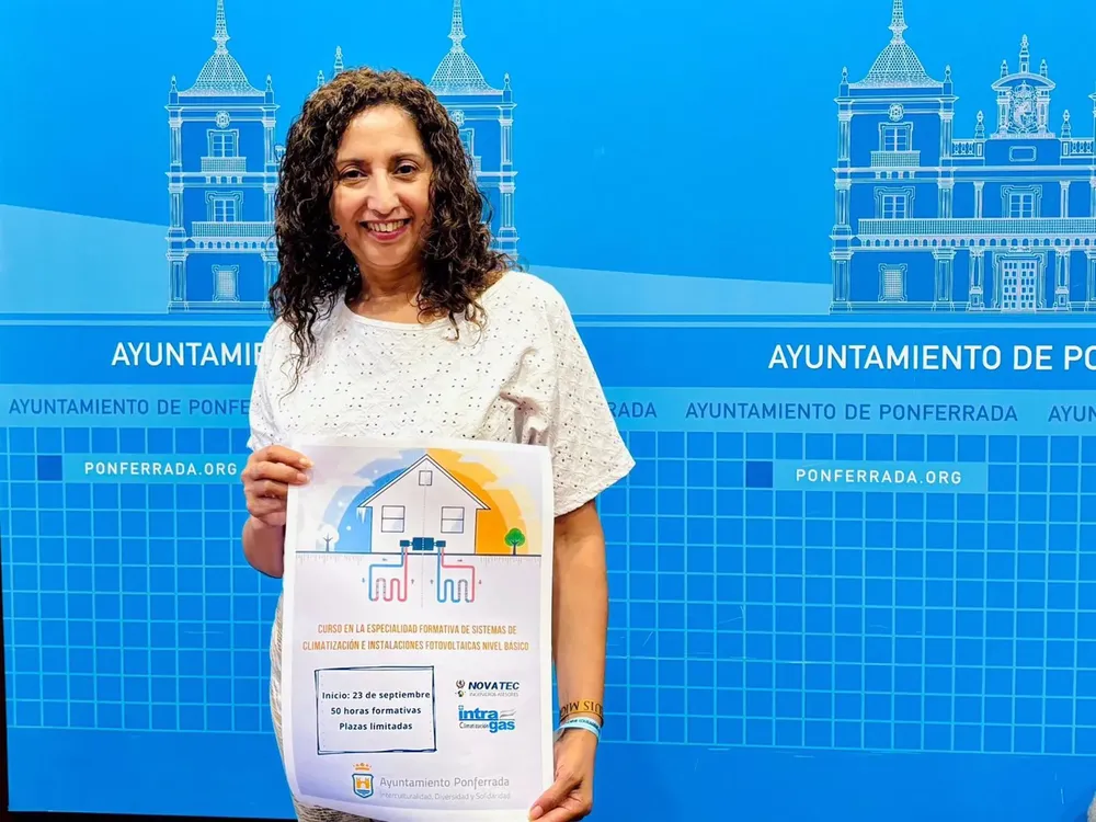 La concejala de Interculturalidad Diversidad y Solidaridad, Ivelisse Martínez, posa con un cartel del curso. - AYUNT DE PONFERRADA