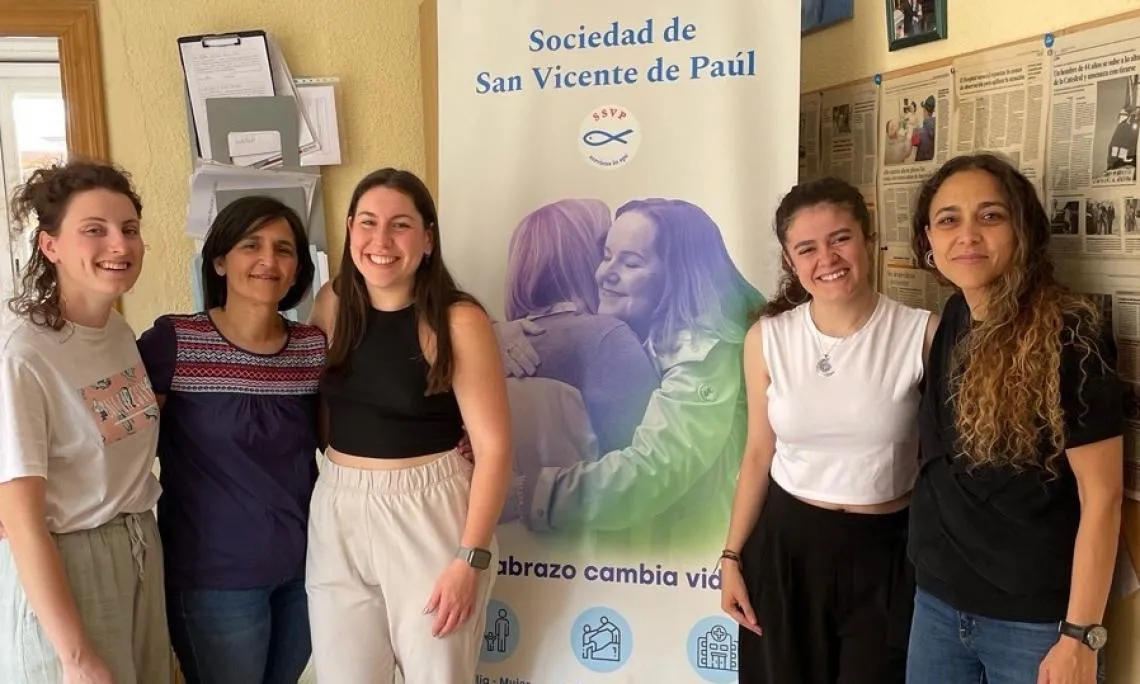 sara_llamas_y_elena_andina_derecha_en_la_sociedad_de_san_vicente_de_paul_con_sefi_herrero_andrea_gomez_y_monica_munoz_dos_de_las_educadoras_sociales_izquierda