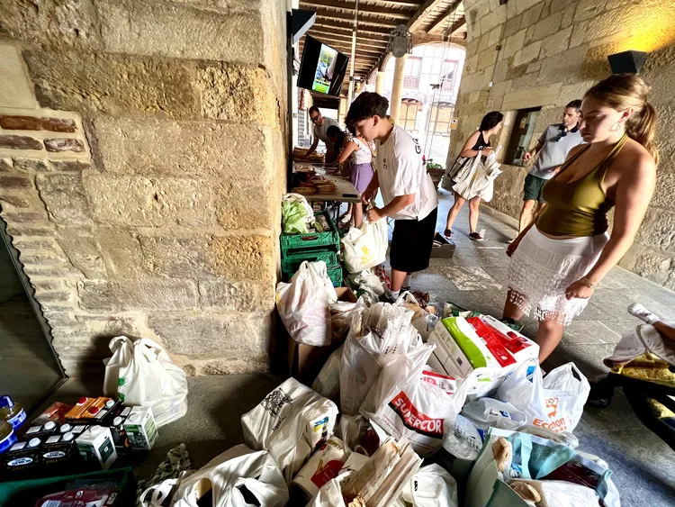 RECOGIDA DE ALIMENTOS EN LEON PARA LOS AFECTADOS POR LOS INCENDIOS DE LA VALDERIA