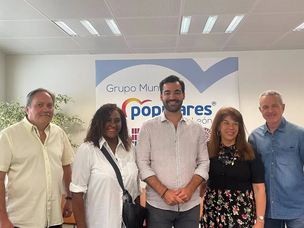 Representantes del PP de León junto a los convocantes de la concentración en la ciudad - PP LEÓN