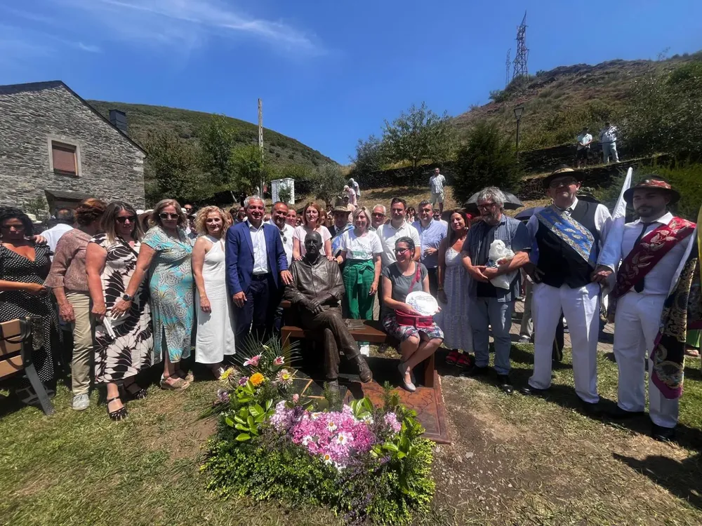 Acto en Peranzanes para homenajear al exalcalde Vicente Díaz Fernández