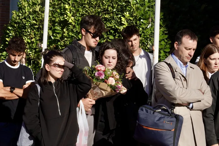 MINUTO DE SILENCIO POR LA ESTUDIANTE DE LA ULE FALLECIDA EN ACCIDENTE EN NAPOLES