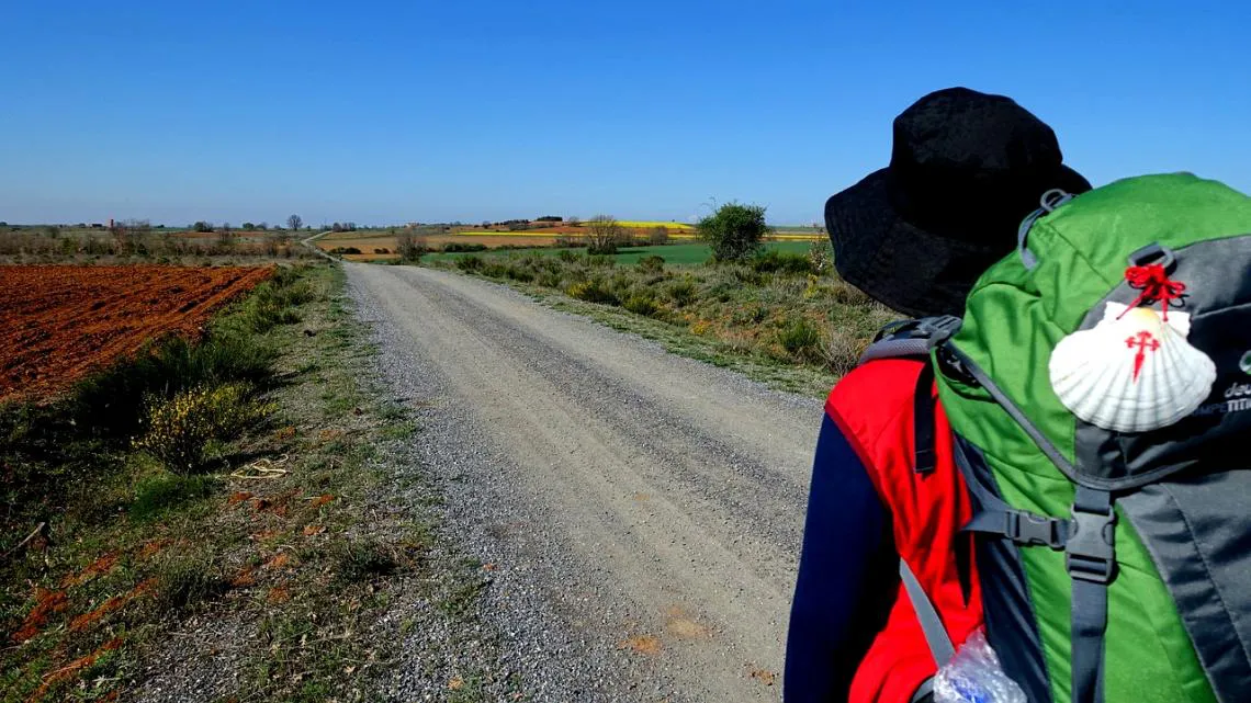 Un peregrino frente a un tramo del Camino de Santiago