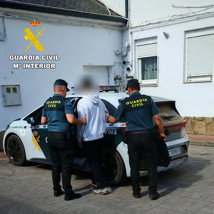 DETENCION DE UN JOVEN DE 19 AÑOS POR PINTADAS EN CAMPONARAYA