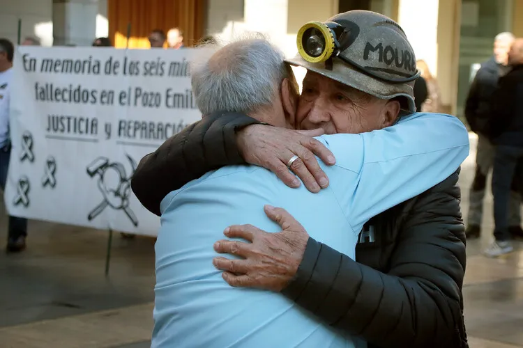 FAMILIARES DE LOS MINEROS MUERTOS EN LA VASCO EN EL 12º ANIVERSARIO DE LA TRAGEDIA