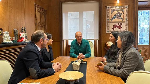 EL ALCALDE DE LEON RECIBE A LA NUEVA DIRECTORA DEL INSTITUTO CONFUNCIO