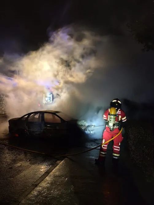 INCENDIO DE UN VEHICULO EN LA BAÑEZA