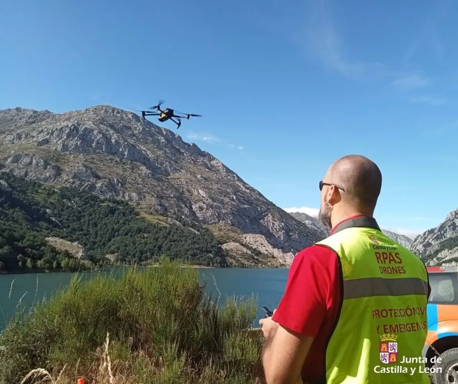 Un equipo de drones participa en el dispositivo de búsqueda del varón británico desaparecido en Las Salas