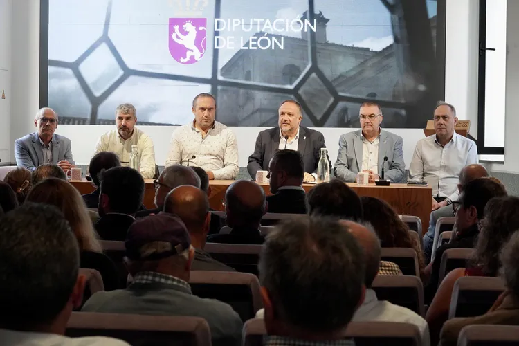 REUNION DE LA DIPUTACION DE LEON CON LOS AYUNTAMIENTOS EN RIESGO POR INCENDIOS SEGUN INFOCAL