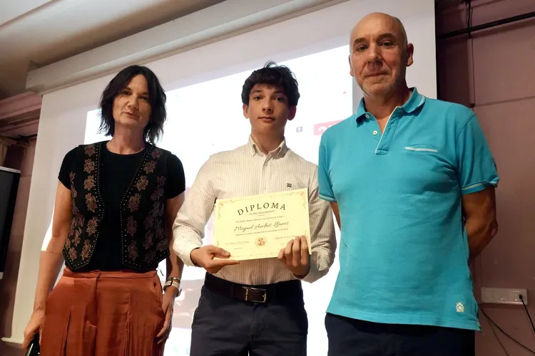 ENTREGA DE LAS BECAS CONCEDIDAS AL ALUMNADO