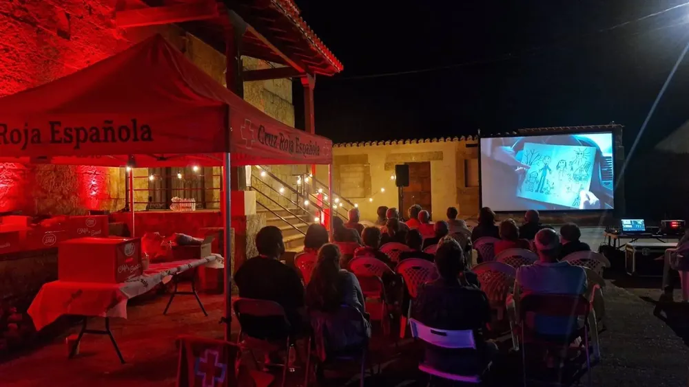 Uno de los pueblos beneficiarios del programa CRECE, disfruta de una sesión de cine de verano - CRUZ ROJA