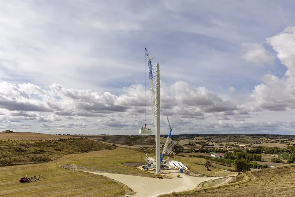Instalación del primer aerogenerador más grande y mas potente de España en el complejo Herrera, en Burgos. - IBERDROLA