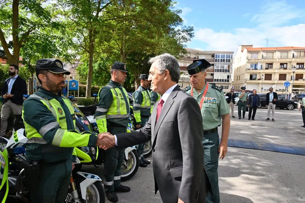 El director general de la Guardia Civil , Leonardo Marcos, saluda a agentes del operativo de La Vuelta