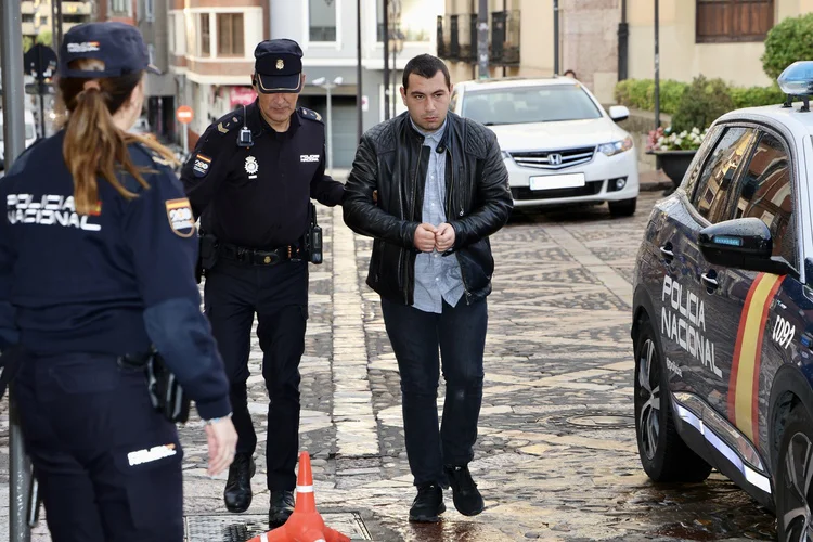 ENTRADA DEL ACUSADO A LA AUDIENCIA PROVINCIAL DE LEON