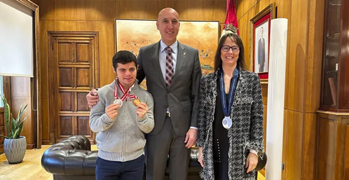 El alcalde de León recibe a los nadadores leoneses Marta Álvarez y Pablo Miguel Rodríguez