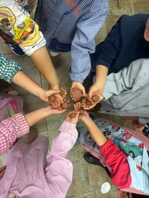 ALUMNOS CON BOMBAS DE SEMILLAS