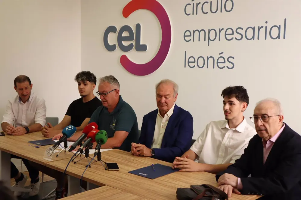 Representantes de CEL y SECOT, este jueves tras la firma del acuerdo - CEL