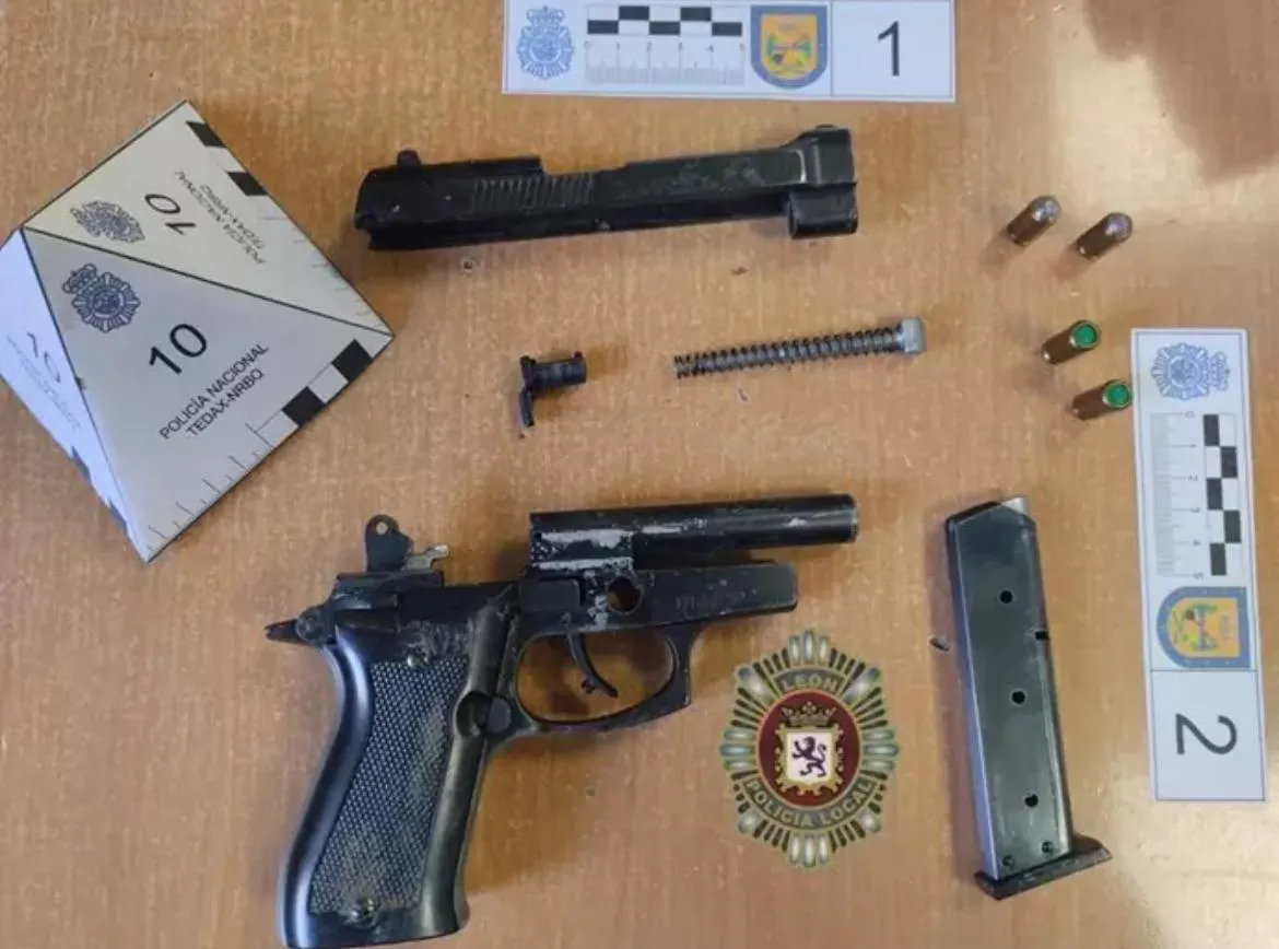 PISTOLA DECOMISADA POR LA POLICIA EN LEON