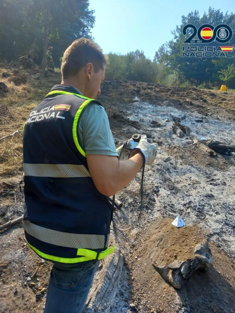 LA POLICIA DETIENE EN BOUZAS A UN VECINO POR PROVOCR UN INCENDIO EN UNA QUEMA DE RASTROJOS