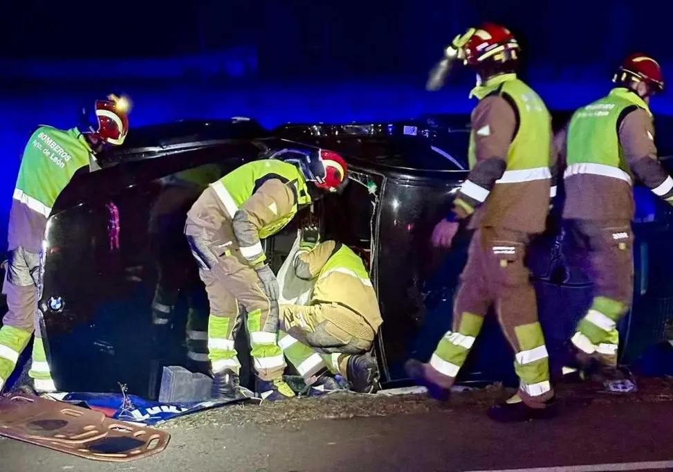 BOMBEROS DE LEON EN LA EXCARCELACION DEL ACCIDENTADO