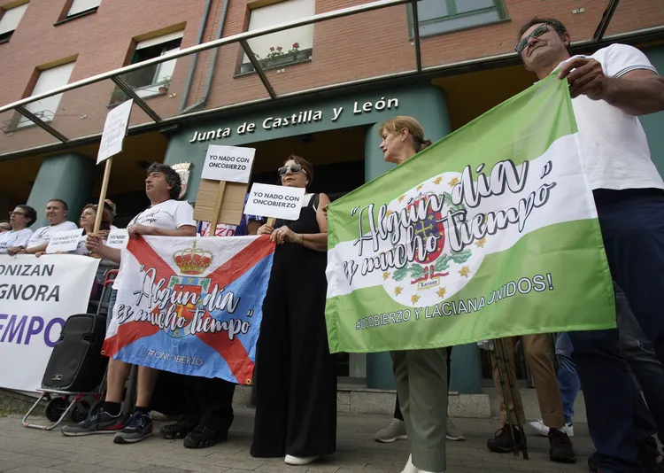 CONCENTRACION DE ONCOBIERZO FRENTE A LA SEDE DE LA JUNTA EN PONFERRADA